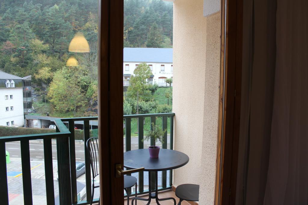 Vivienda Turistica Pirineos XXI Lägenhet Canfranc Rum bild